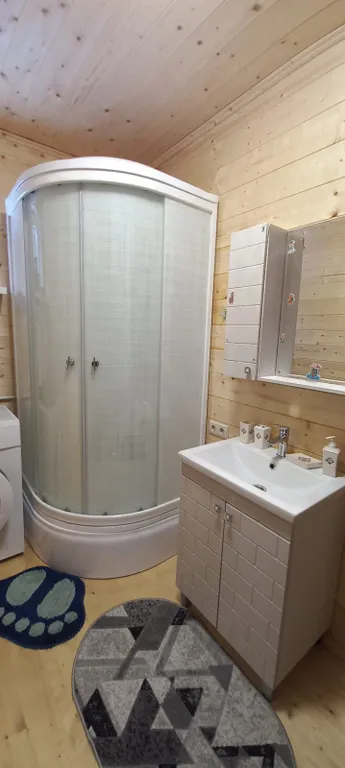 Дом с баней в тихом месте