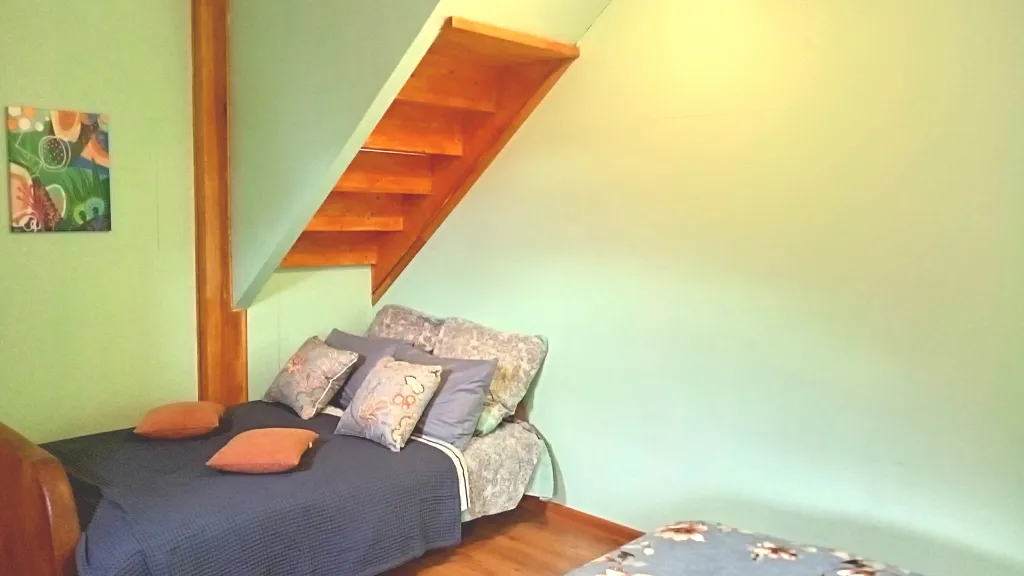 На берегу озера с лебедями, в центре, с камином и антресольным этажом