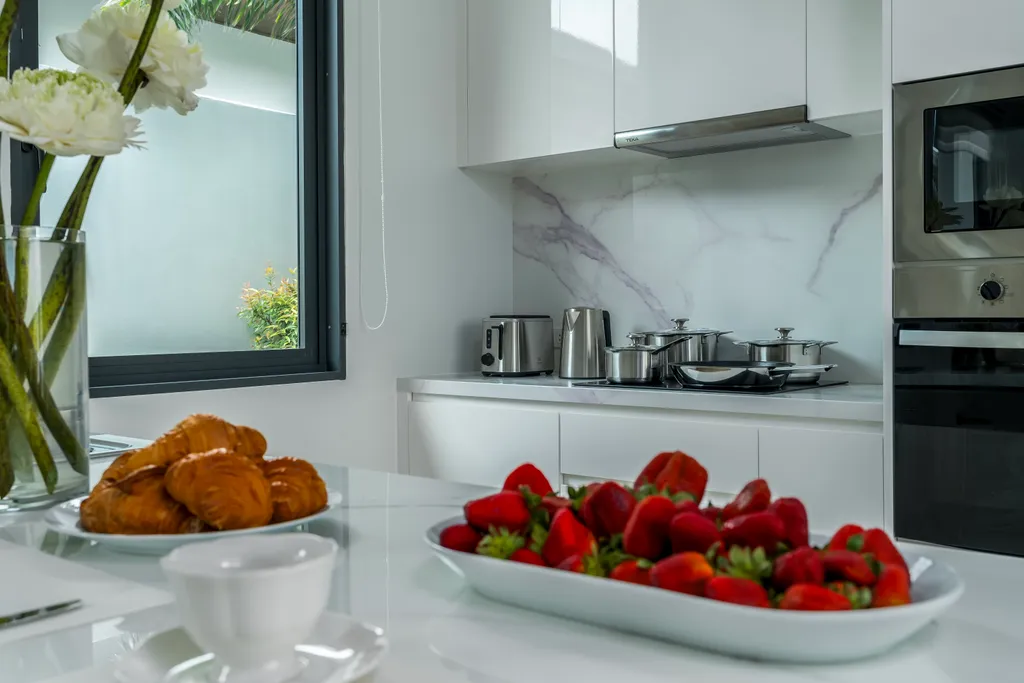 Новая вилла с бассейном, террасой и барбекю зоной, рядом с Боат авеню