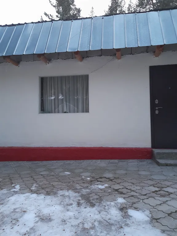 Лесной домик у реки