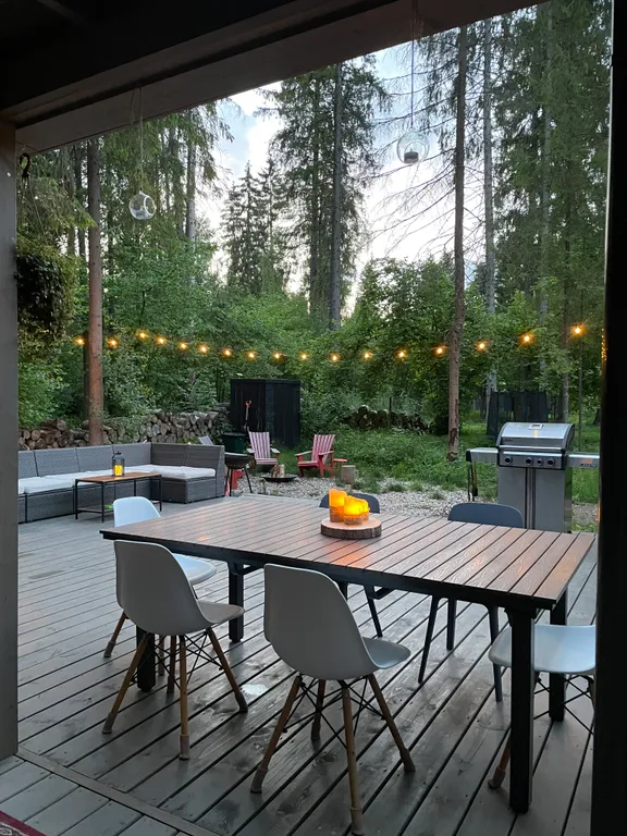 Уютный дом в тишине хвойного леса