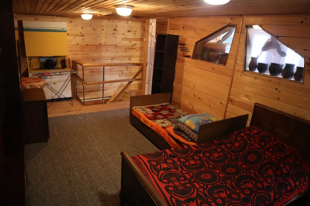 Двухэтажный дом на берегу Волги