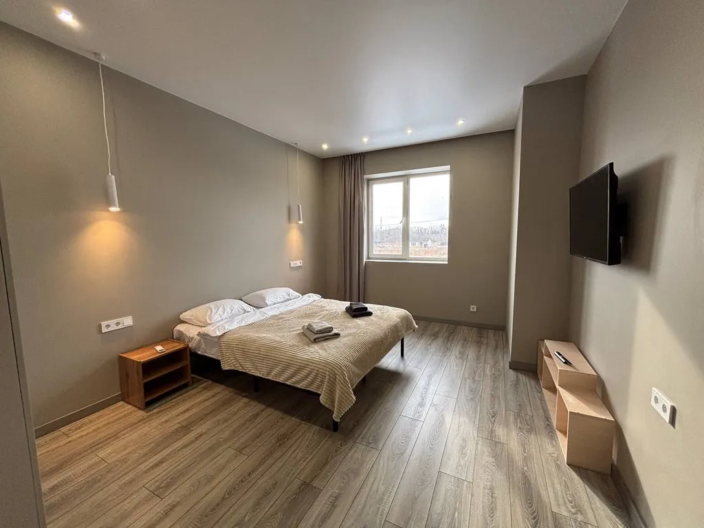 Просторный дом с собственной территорией и настоящим камином