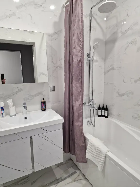 Квартира с панорамными окнами и очками виртуальной реальности