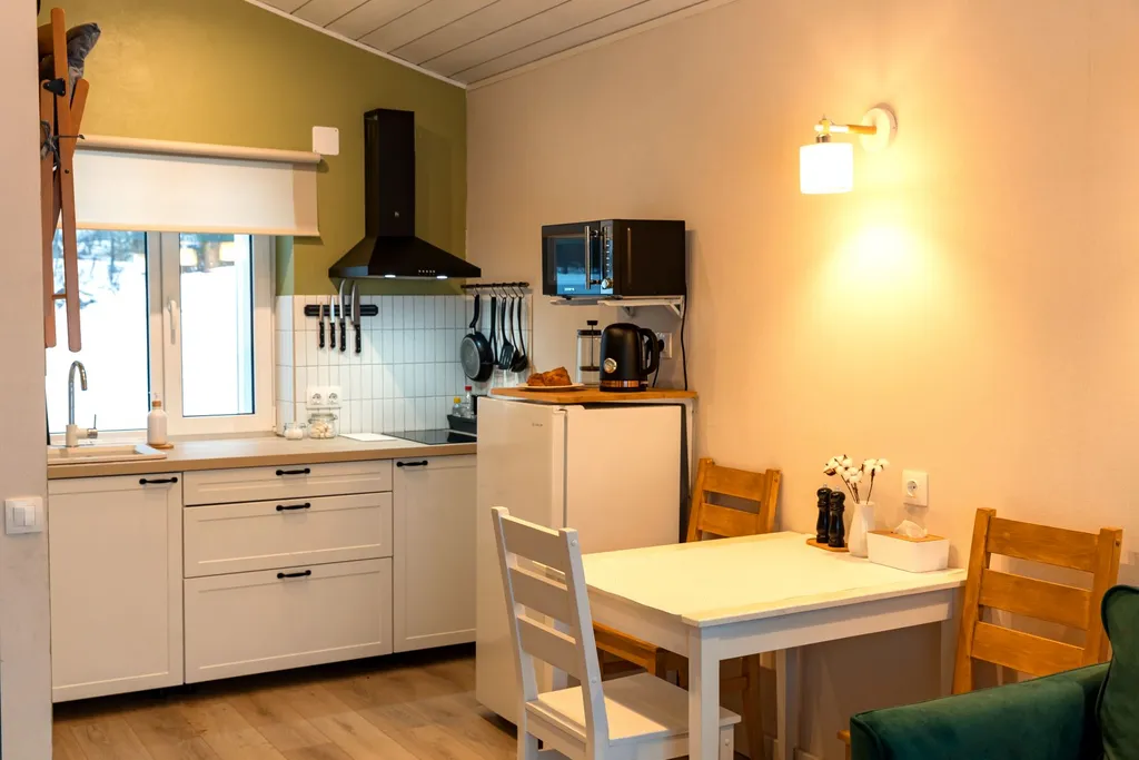 Журавлиный домик на берегу речки