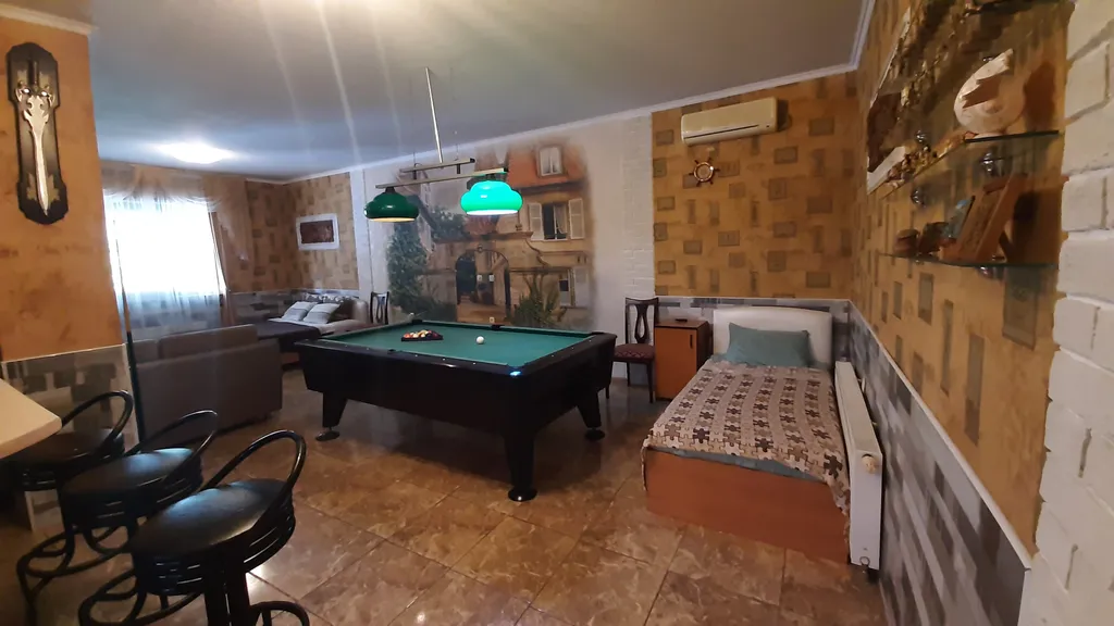 Дом с бассейном недалеко от моря