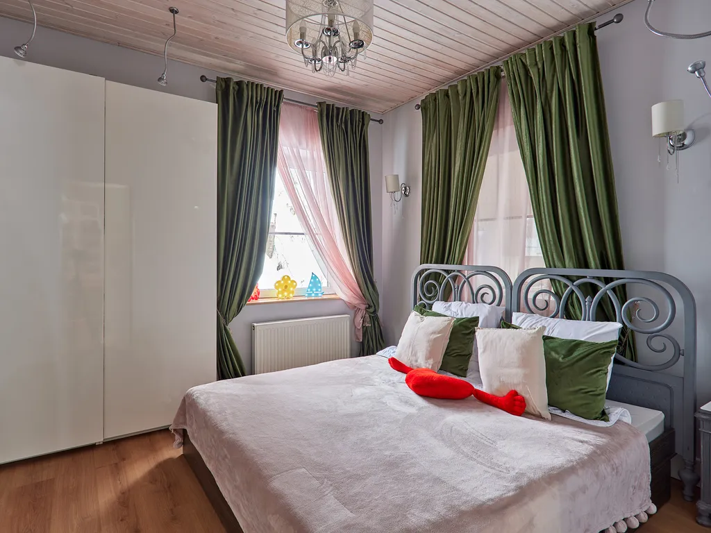 Красивый коттедж у озера для семьи в 20 минутах от города