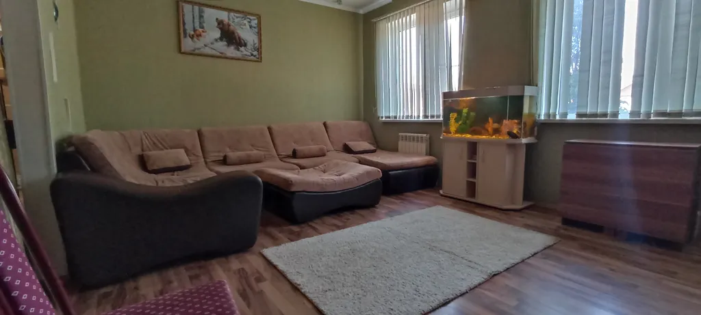 Дом с навесом и парковкой