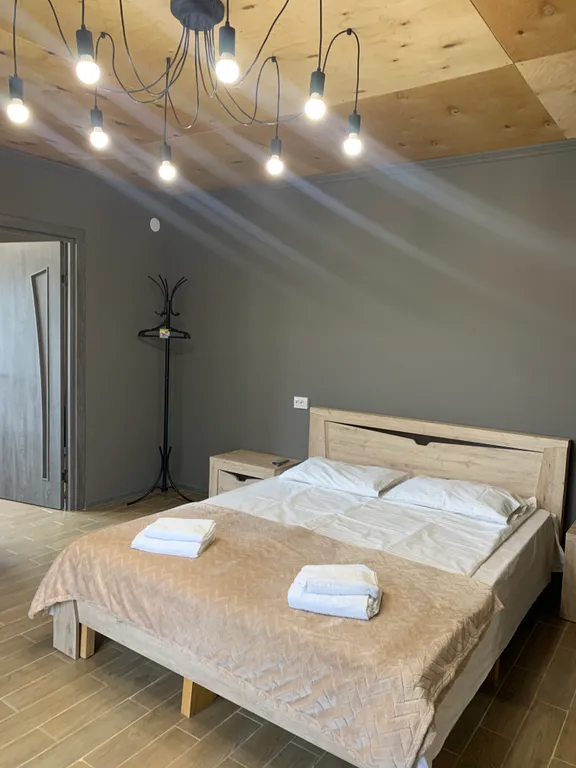 Дом на берегу реки с бассейном и видом