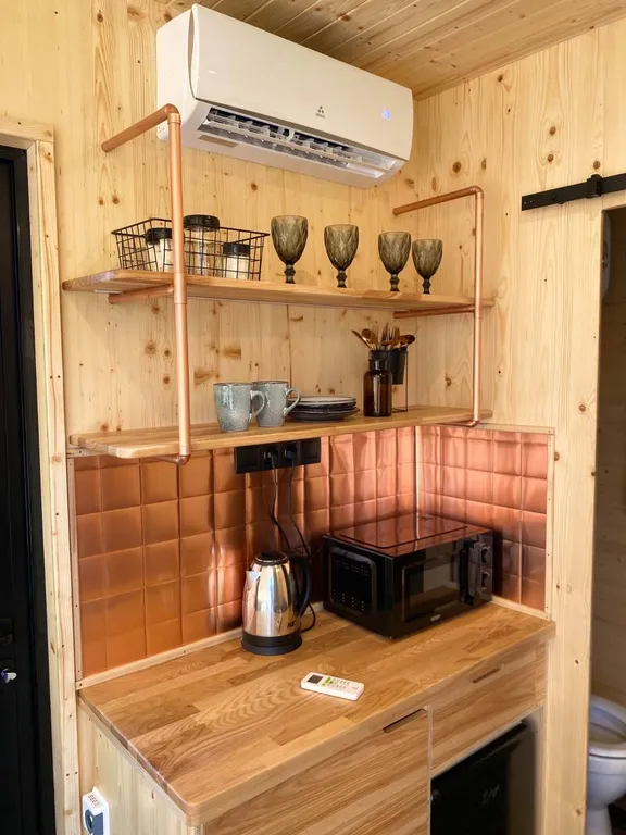 Атмосферный дом со всеми удобствами, панорамным окном и кондиционером