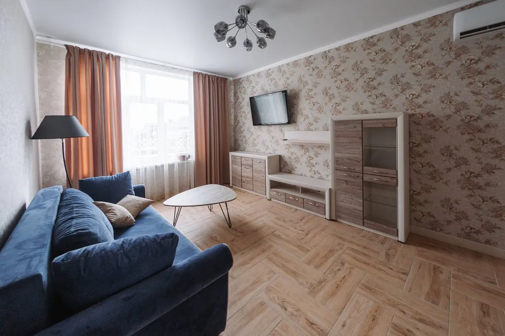 Дом с бассейном в тихом месте, недалеко от моря