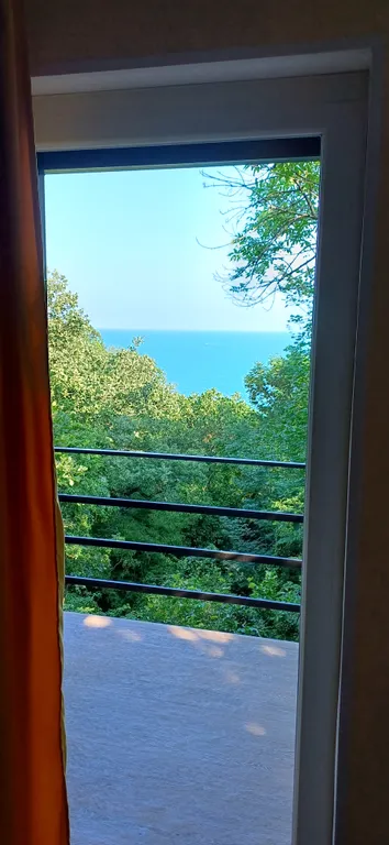 Уютная комната в доме Остановка Море с видом на море и лес