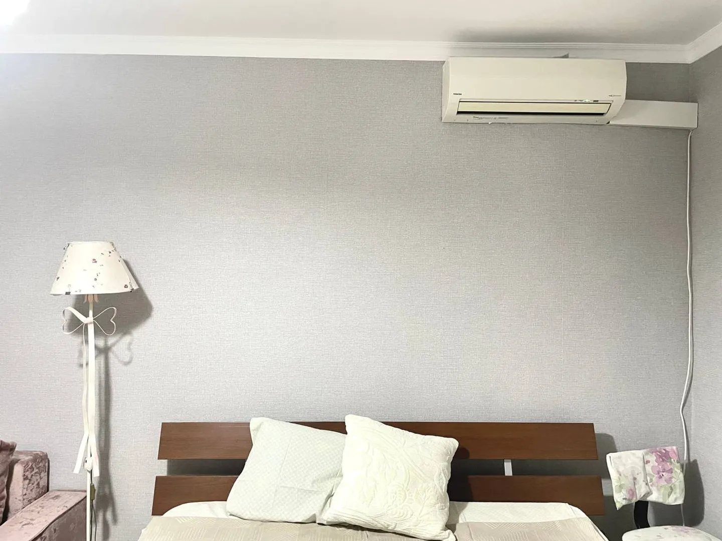 Двуспальная кровать Ikea 160х200, кондиционер, торшер