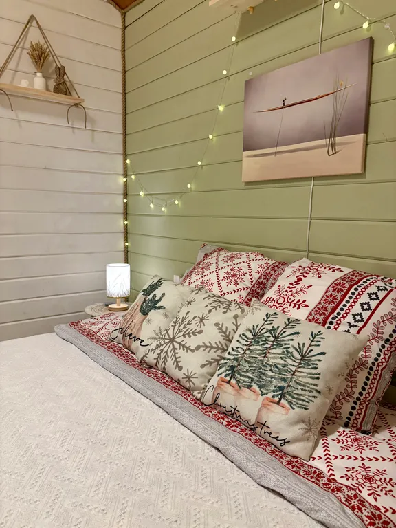 Уютный домик у лесного озера