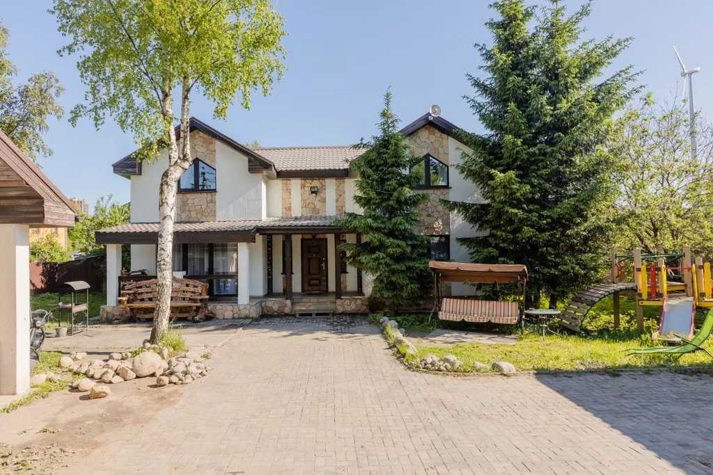 Элитный коттедж в черте города