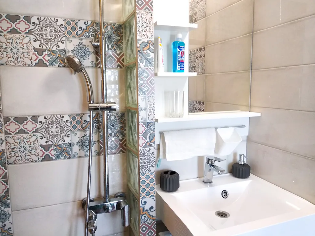 Студия с камином, деревом и видом на реку