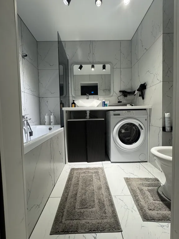 Новая квартира в центре города с елкой и сервировкой