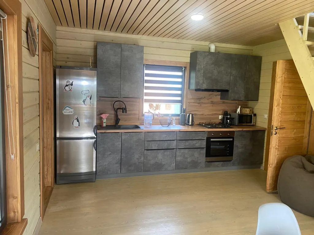 Уютный домик в лесу около реки