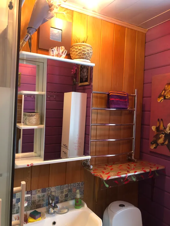 Красивая комната на втором этаже деревянного дома