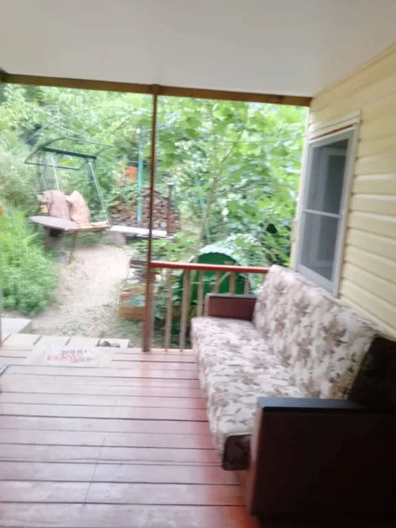 Комната у моря с видом на сад