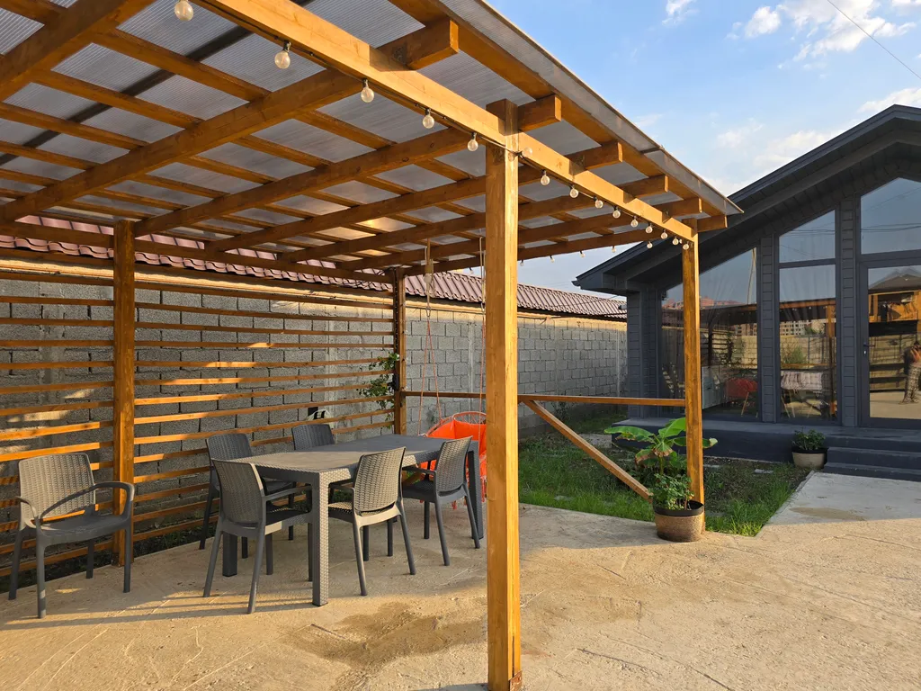 Дом коттедж в городе (в черте)