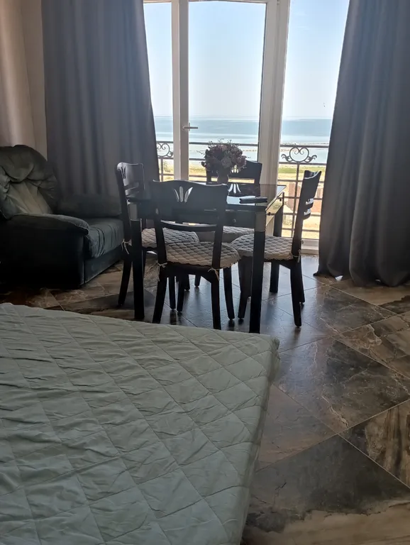 Уютная квартира-студия с панорамными окнами и видом на море