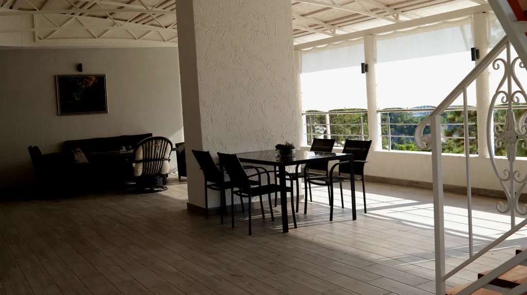 Апартамент-студия с видом на озеро Абрау