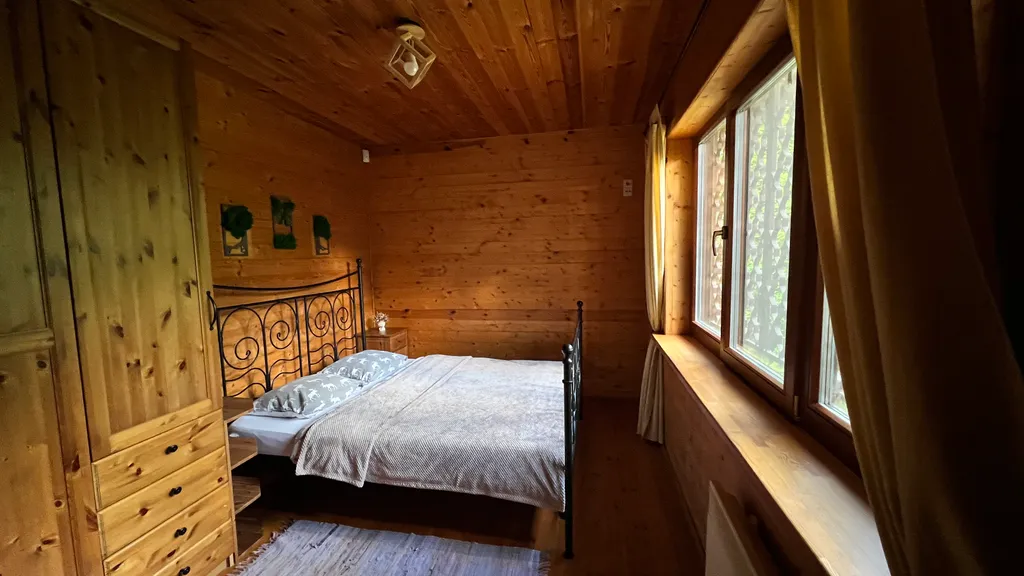 Уединённый хутор в лесу у реки с баней и камином