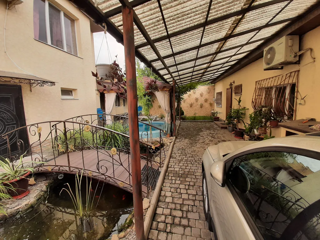 Дом с басейном и беседкой