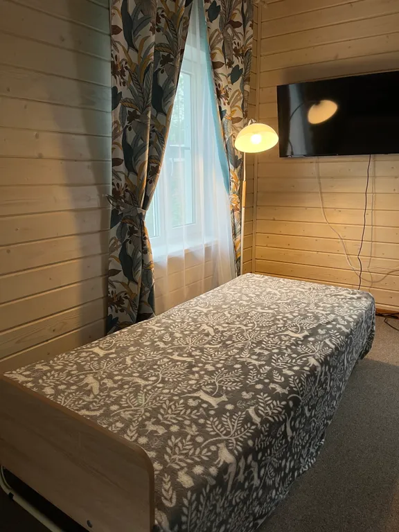 Дом и баня у скалы