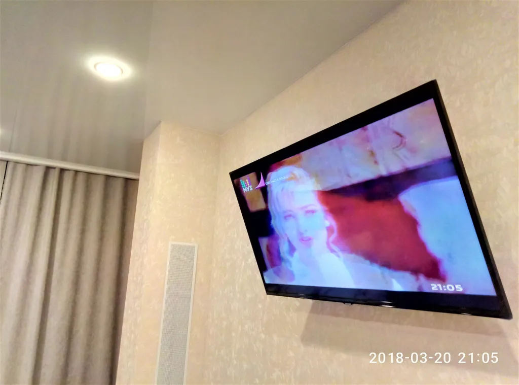 Уютная студия Мегаполис с большими окнами и плотными шторами