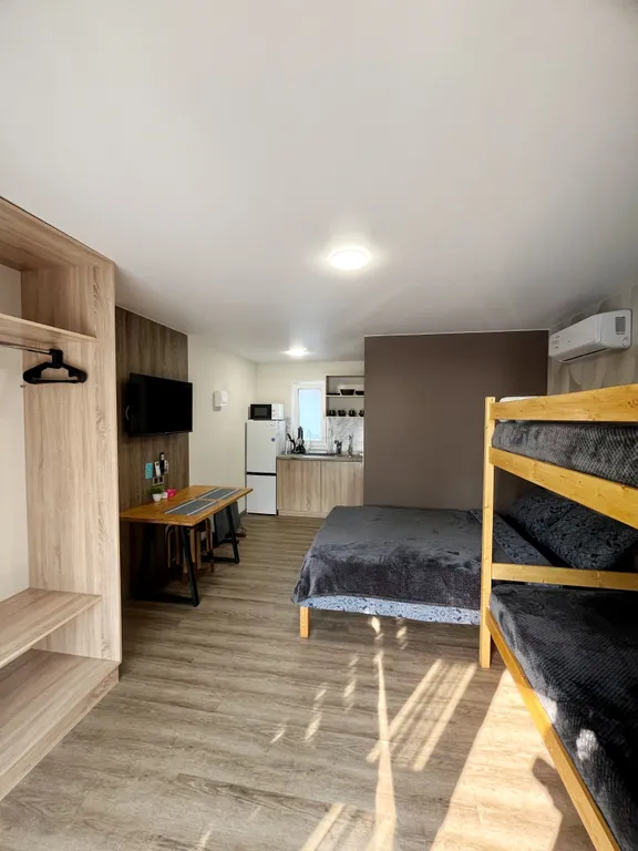 Четырёхместный номер с террасой, первая линия от моря, номер семейный