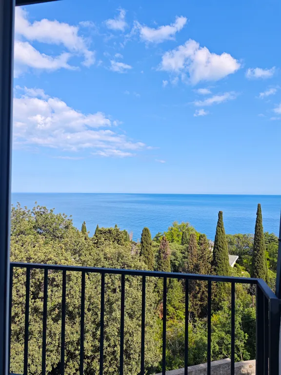 Квартира Апартамент с видом на море, 6 мин до пляжа — аренда посуточно в Алупка