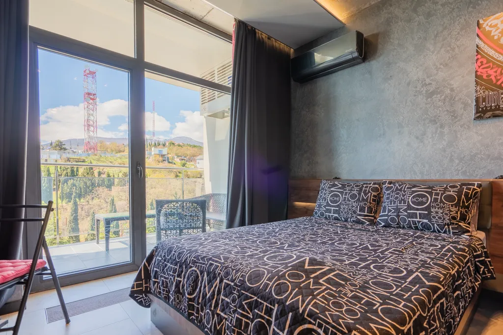 Квартира Дизайнерская студия Ls-black strong с видом на море и горы 7 этаж — аренда посуточно в Алушта