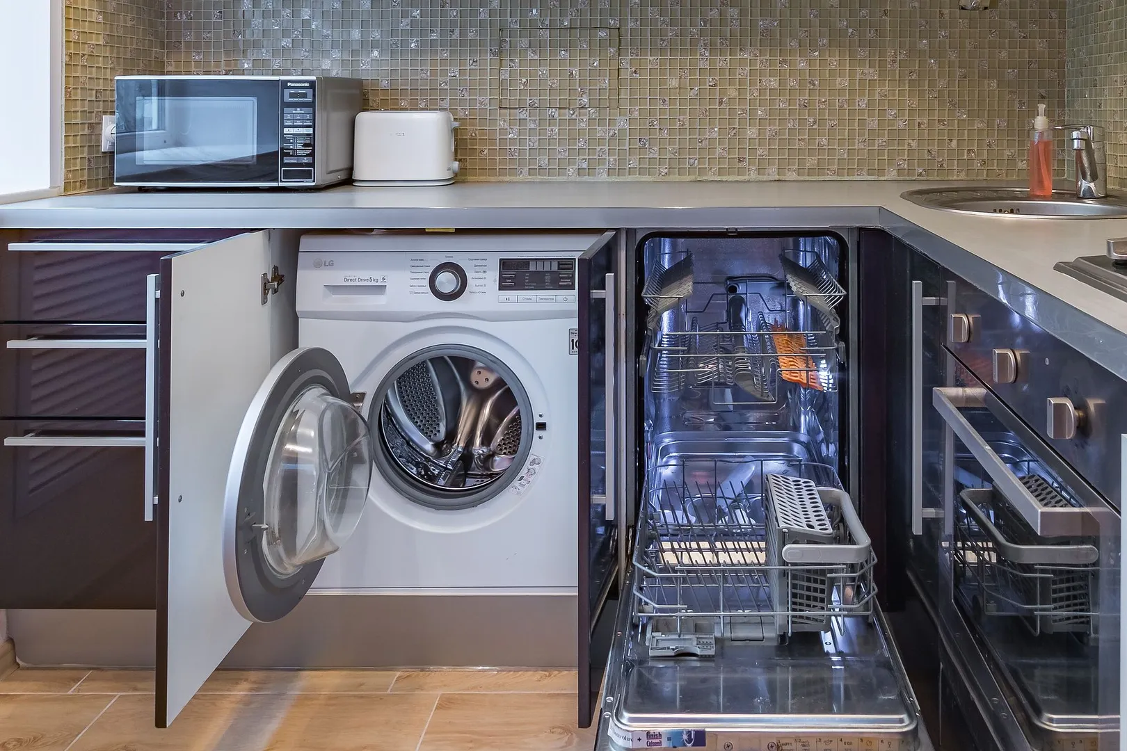 Стиральная машинка SAMASUNG, Посудомоечная машина ELECTROLUX. Духовой шкаф с грилем.