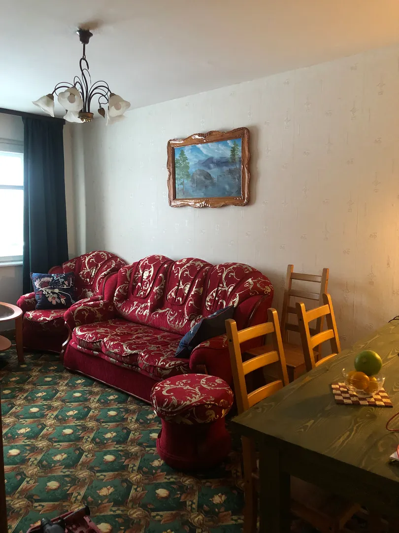 Гостиная с обеденным столом, креслами, раскладным диваном и видом на гору Кукисвумчорр и долину