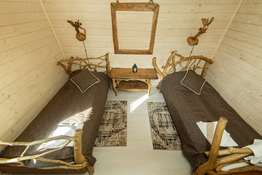 Номер в стиле рустик с двумя раздельными кроватями