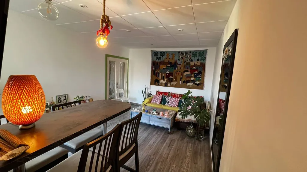 Уютная комната с балконом в центре