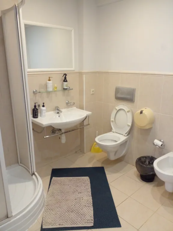 Эллинг на берегу моря