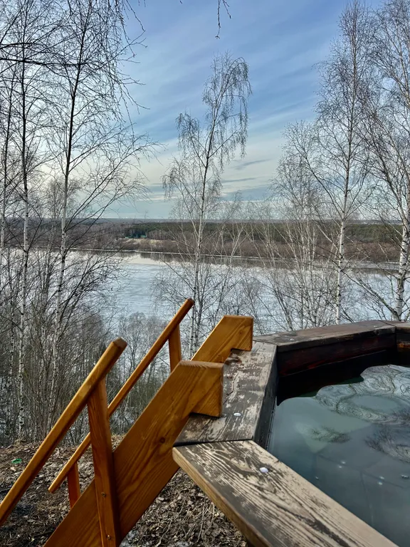 Дом с чаном на берегу реки