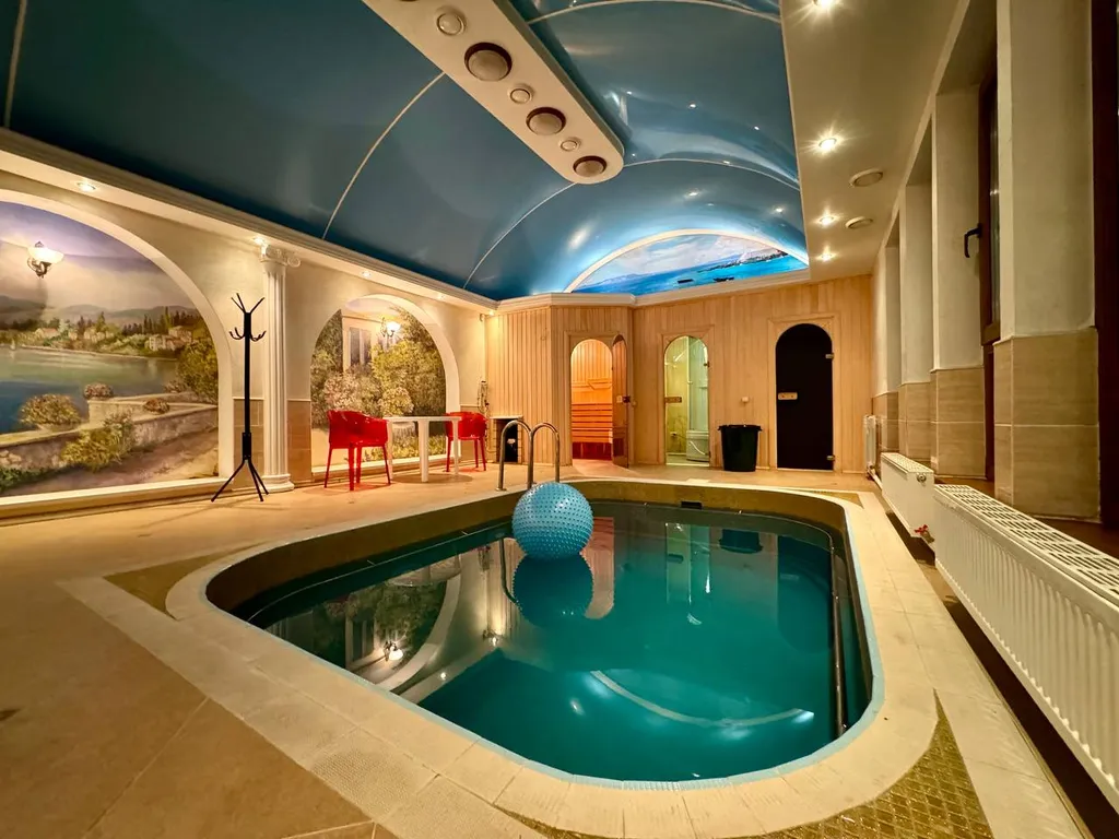 Дом с сауной и бассейном в черте города