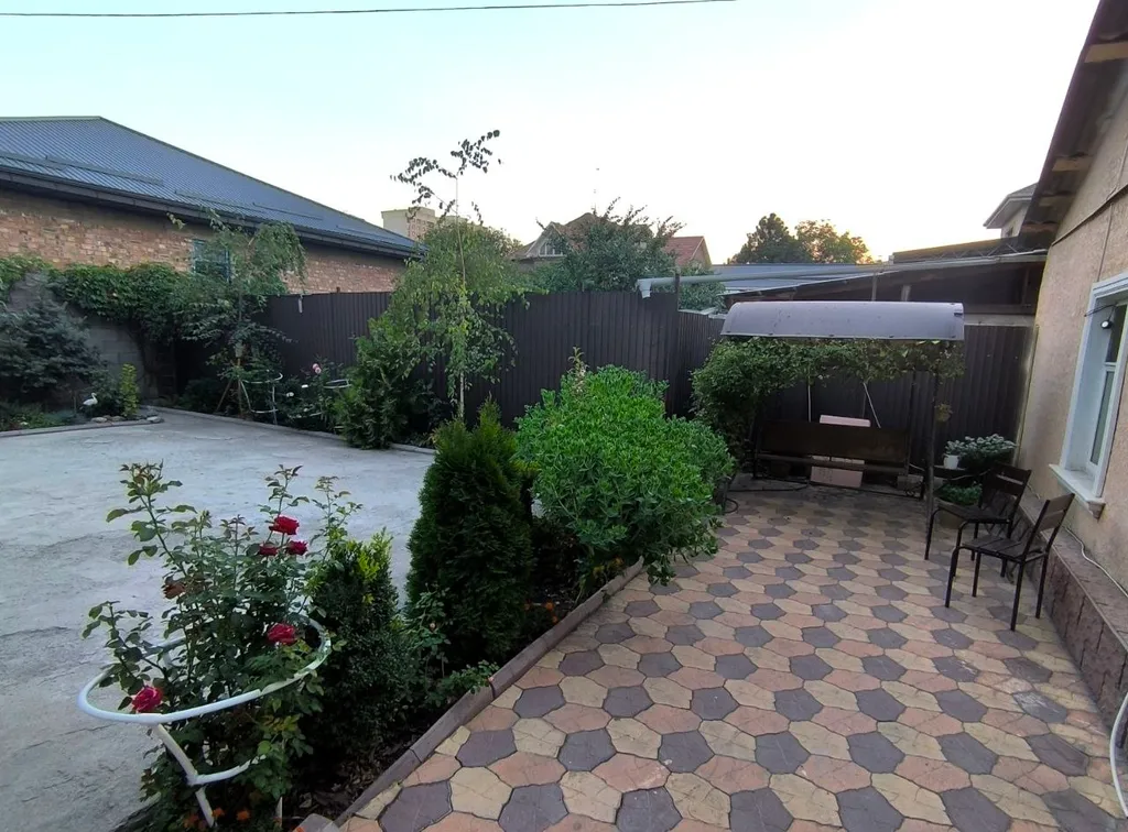 Уютный дом с садом рядом с центром города