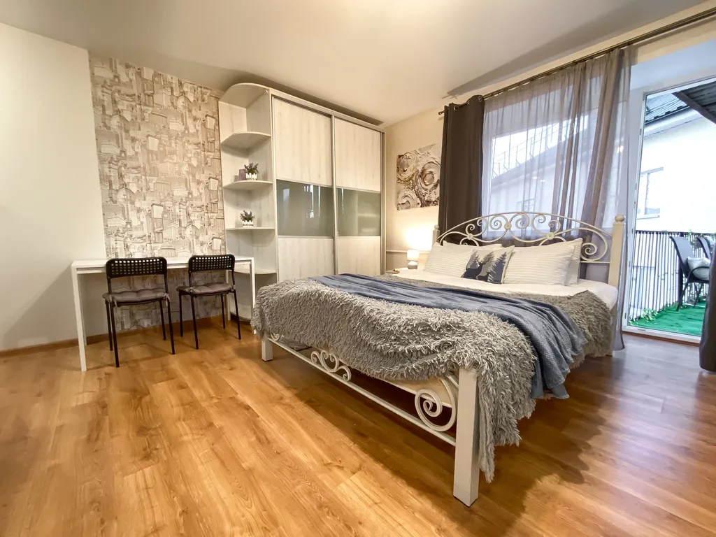 Студия с ёлочкой и балконом в центре города