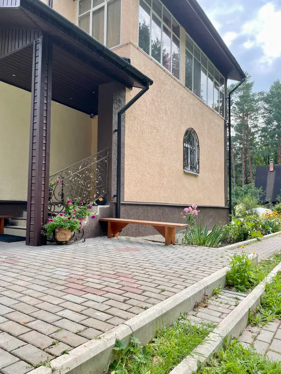 Таунхаус в окружении соснового леса