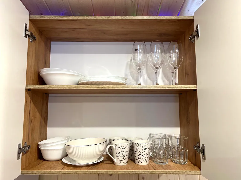 Домик с камином у ручья