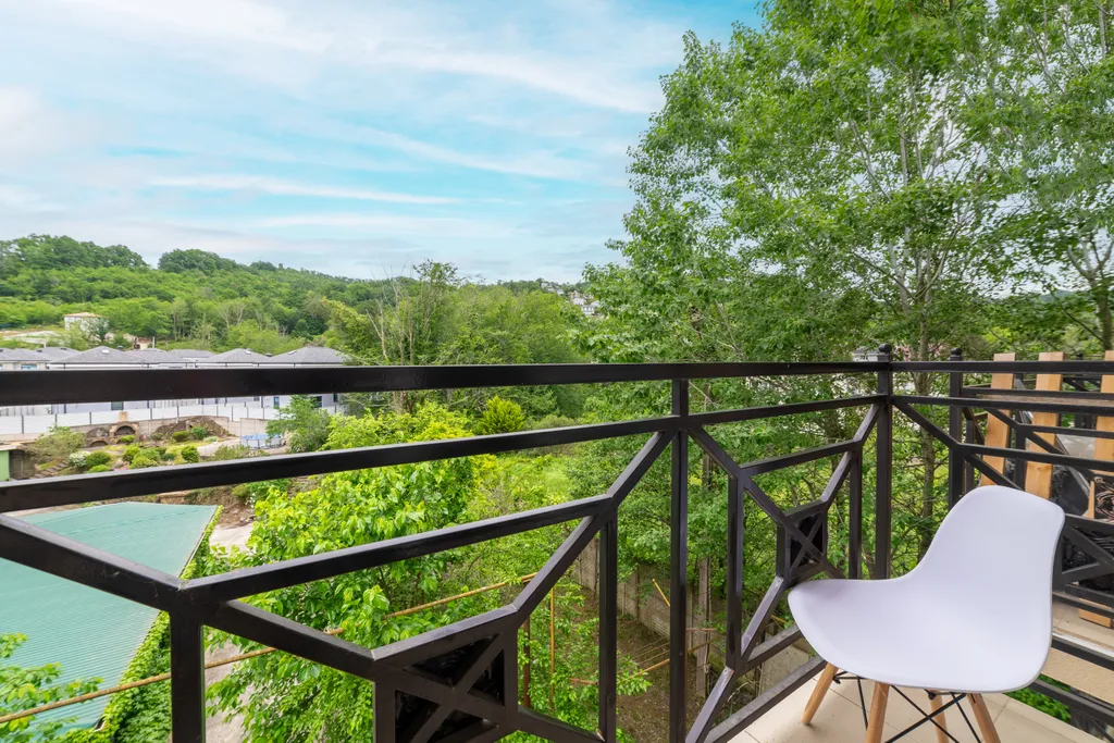 Новая светлая студия с балконом