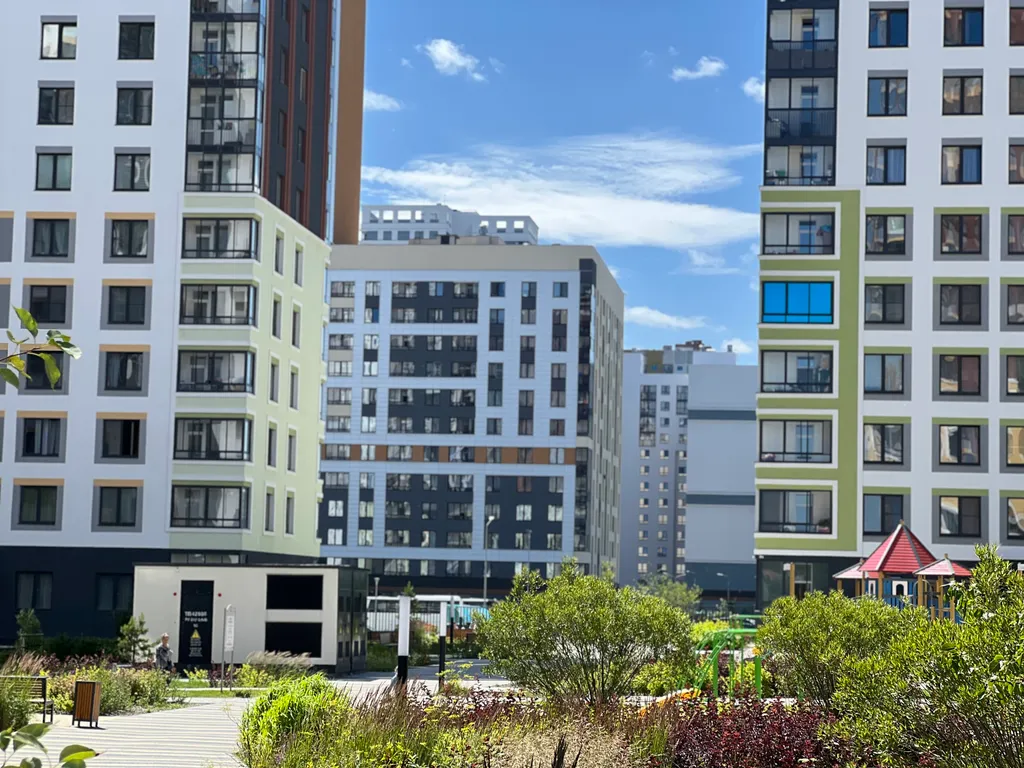 Просторная студия с лоджией и видом на город