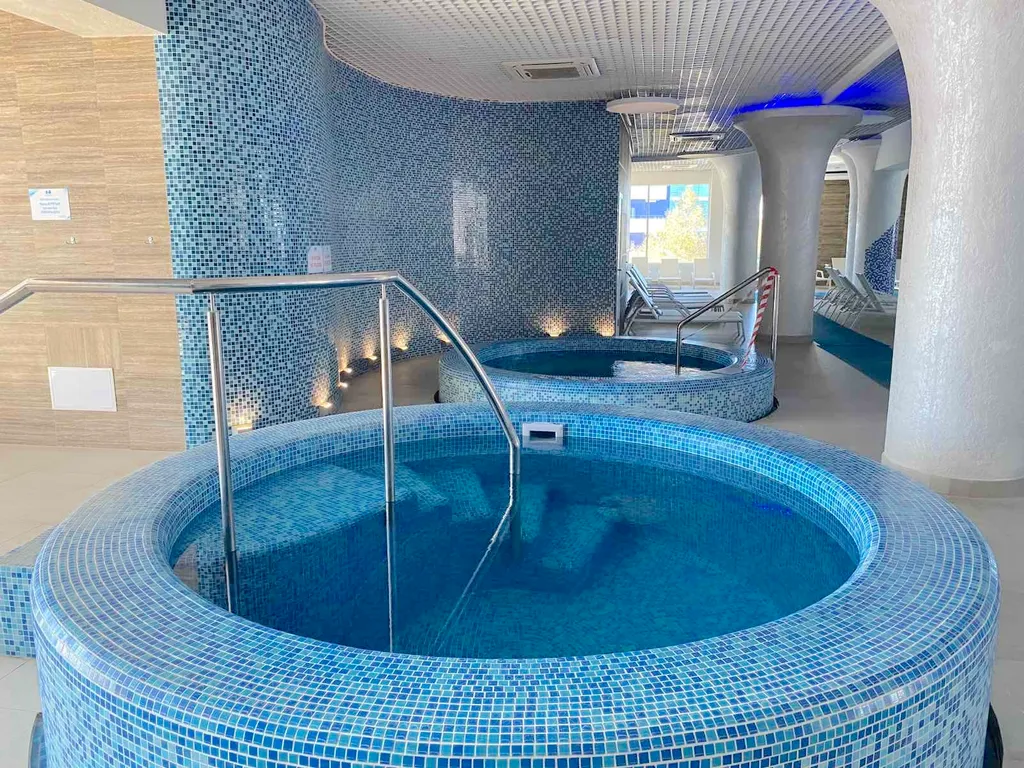 Апартамент Акваделюкс у моря с бассейном