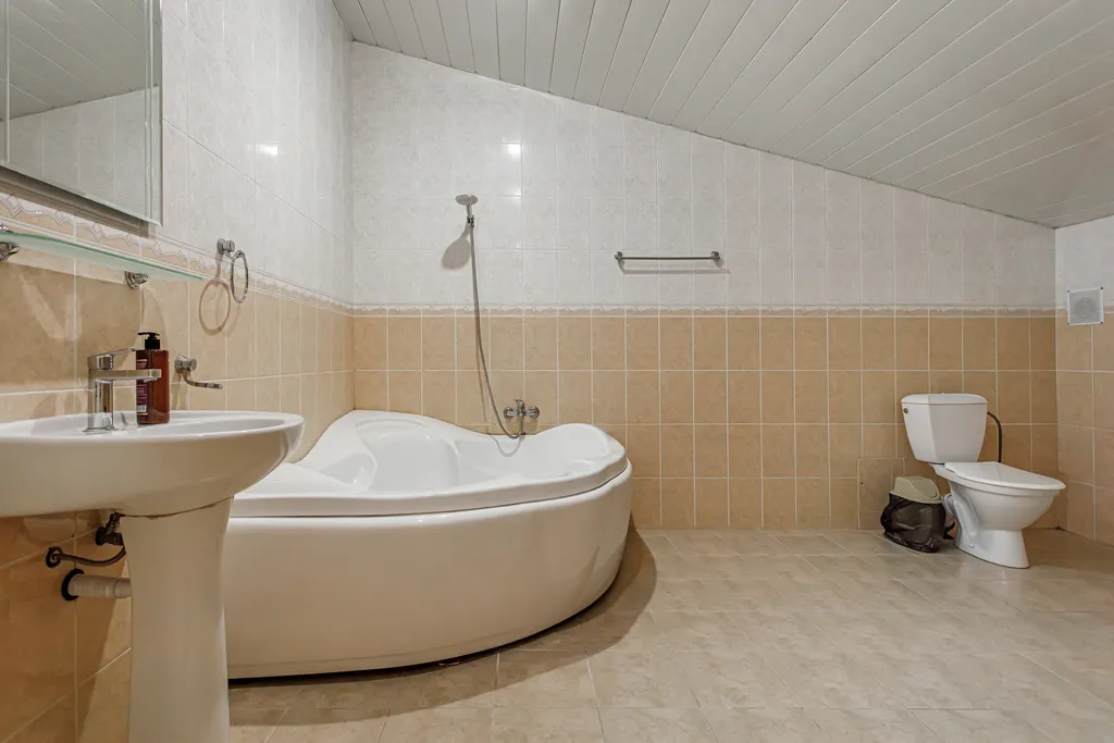 Большой двухэтажный номер с балконом и джакузи