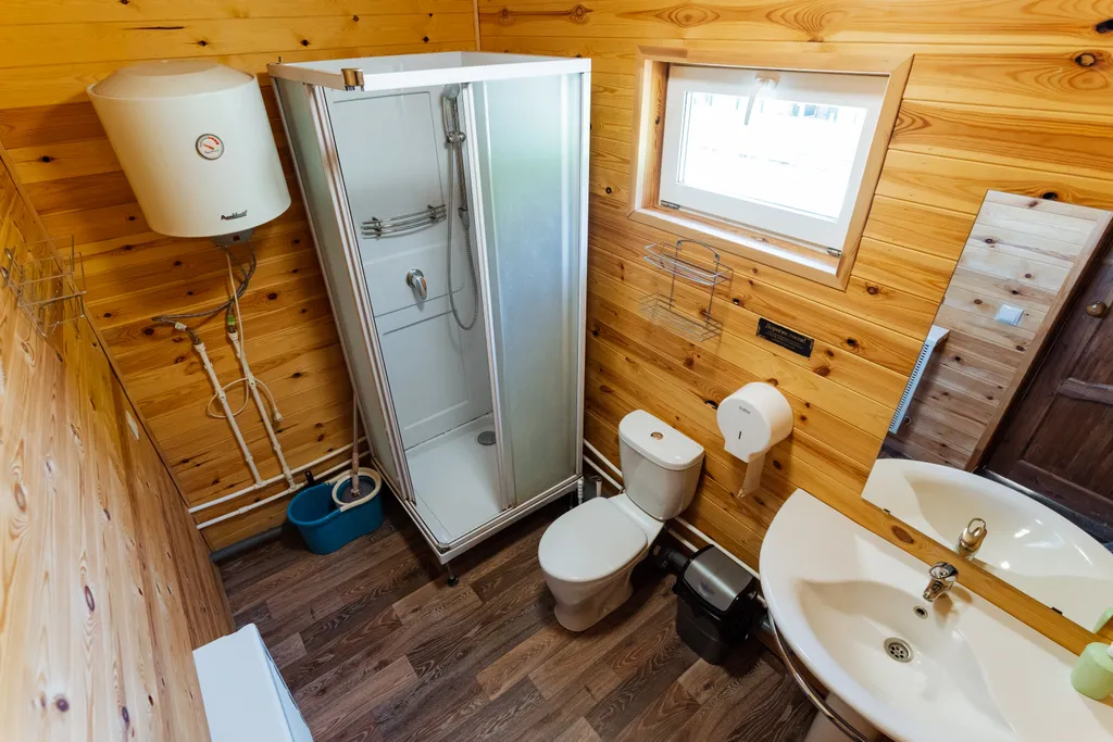 Бунгало на берегу озера в границе леса